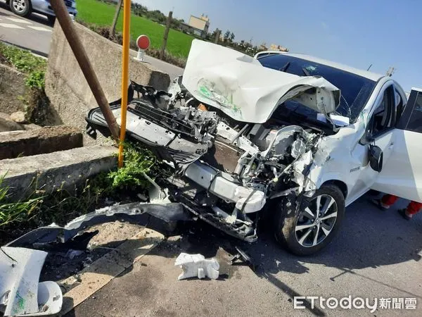 ▲苗栗苑裡鎮南北二路發生大貨車與轎車碰撞事故，轎車的車頭全毀，駕駛幸運受輕傷。（圖／記者楊永盛翻攝）