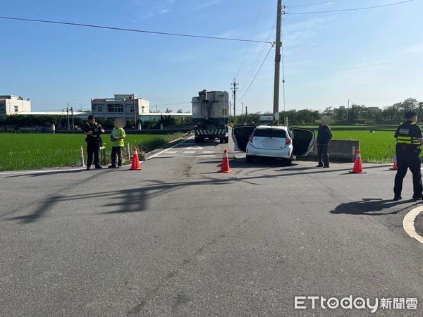 ▲苗栗苑裡鎮南北二路發生大貨車與轎車碰撞事故，轎車的車頭全毀，駕駛幸運受輕傷。（圖／記者楊永盛翻攝）