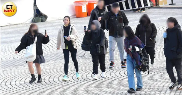 專屬接送情1／曾自爆冒粉紅泡泡　林思宇收工被護花使者接回家