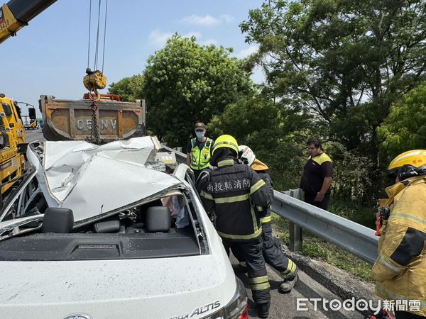 ▲男子於國道3號中興系統路段開車追撞砂石車車尾，消防隊前往救援。（圖／記者高堂堯翻攝）