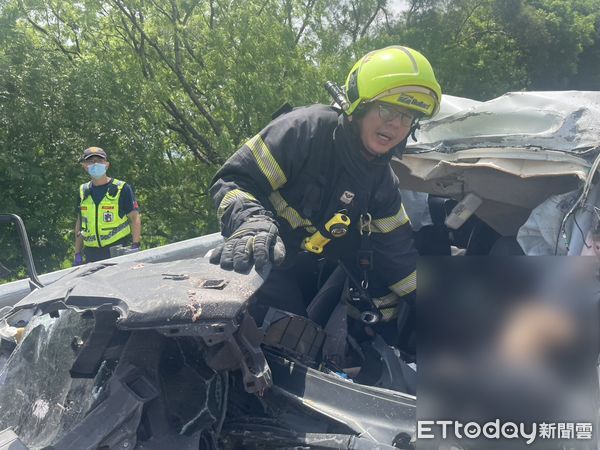 ▲男子於國道3號中興系統路段開車追撞砂石車車尾，消防隊前往救援。（圖／記者高堂堯翻攝）