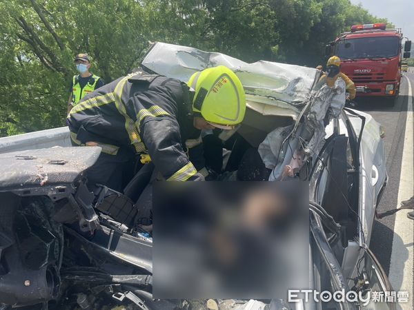 ▲男子於國道3號中興系統路段開車追撞砂石車車尾，消防隊前往救援。（圖／記者高堂堯翻攝）