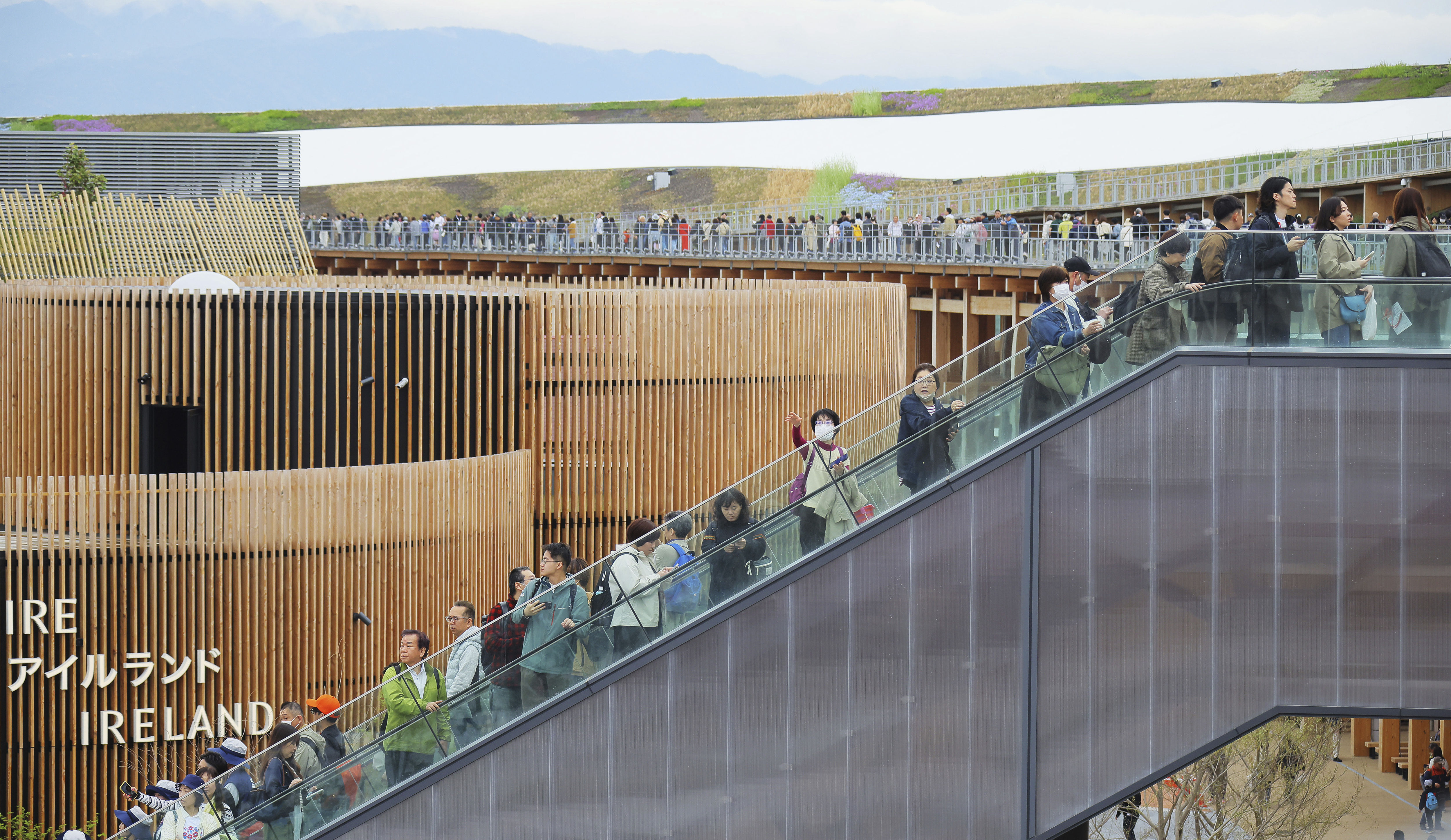 ▲▼2025大阪世博象徵「大屋頂環」周長2公里，民眾可搭乘手扶梯走上天空步道。（圖／達志影像／美聯社）