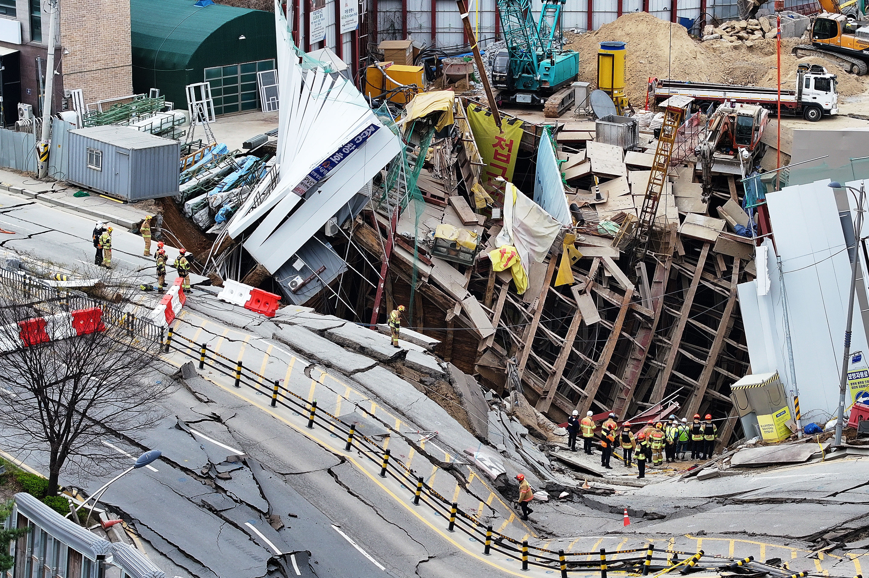 ▲▼南韓京畿道光明市廣域鐵道「新安山線」地下隧道因支撐柱龜裂而坍塌。（圖／達志影像）