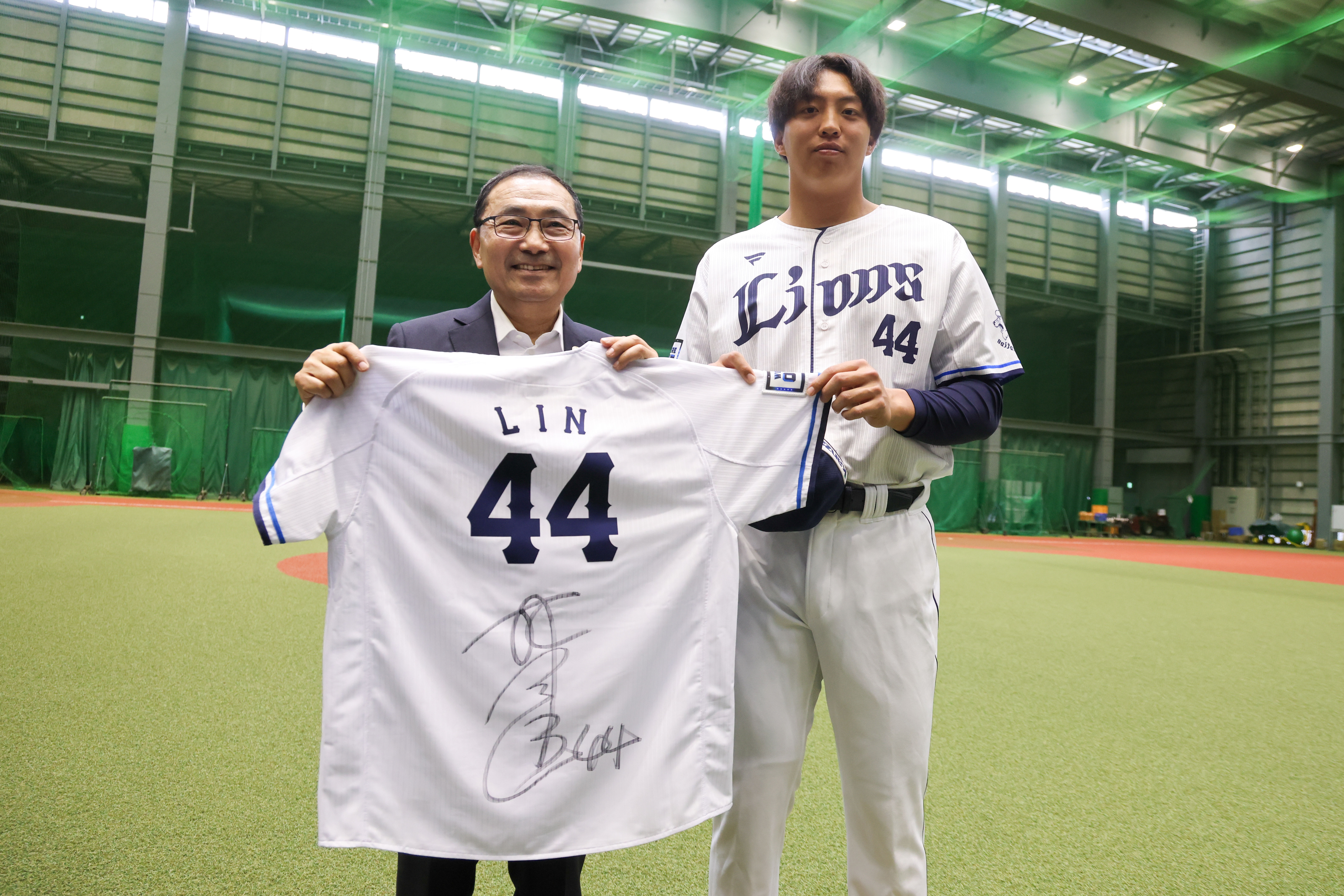 ▲侯友宜率團考察西武巨蛋 與旅日小將林冠臣相見歡。（圖／新北市新聞局提供）