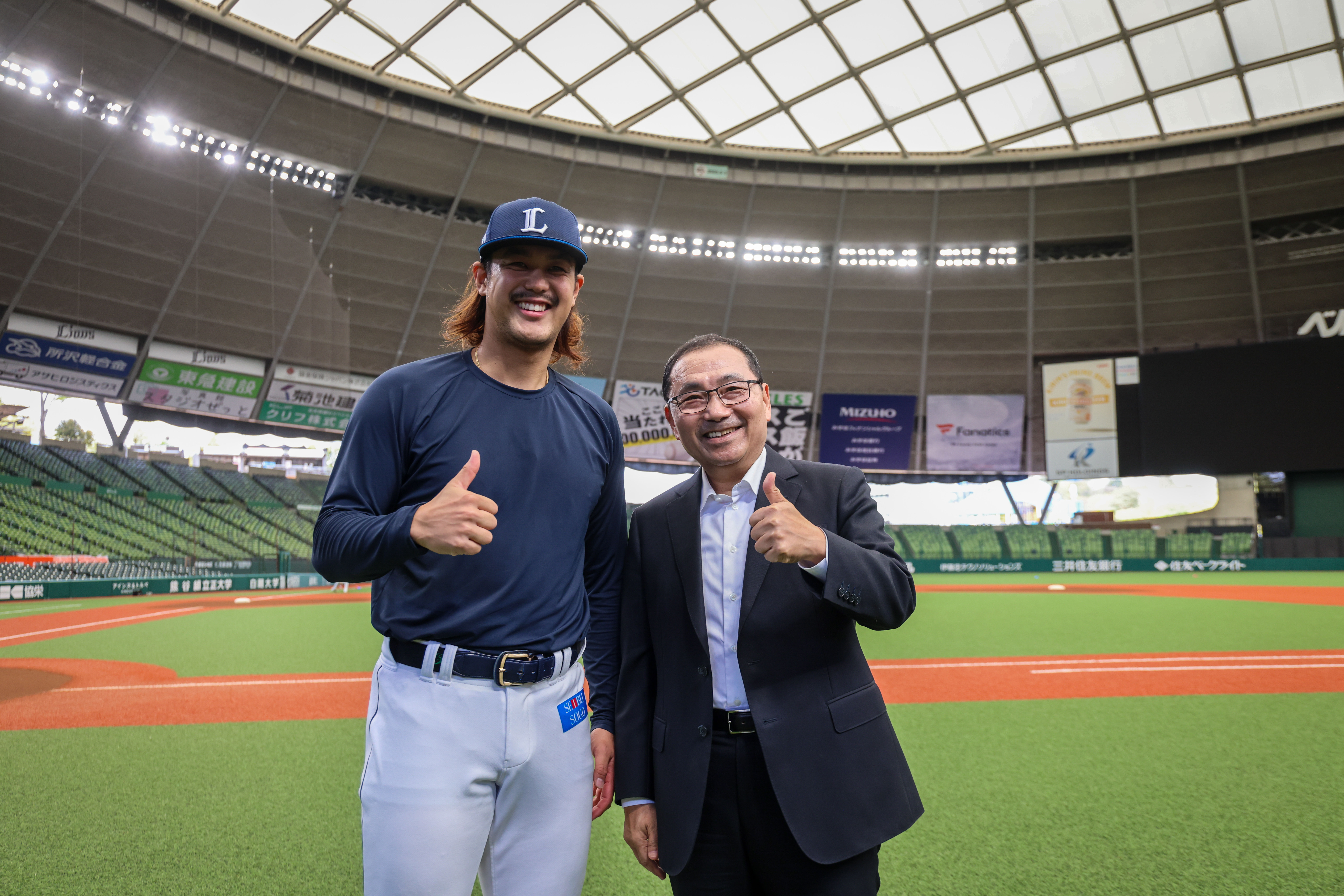 ▲侯友宜率團考察西武巨蛋 與旅日小將林冠臣相見歡。（圖／新北市新聞局提供）