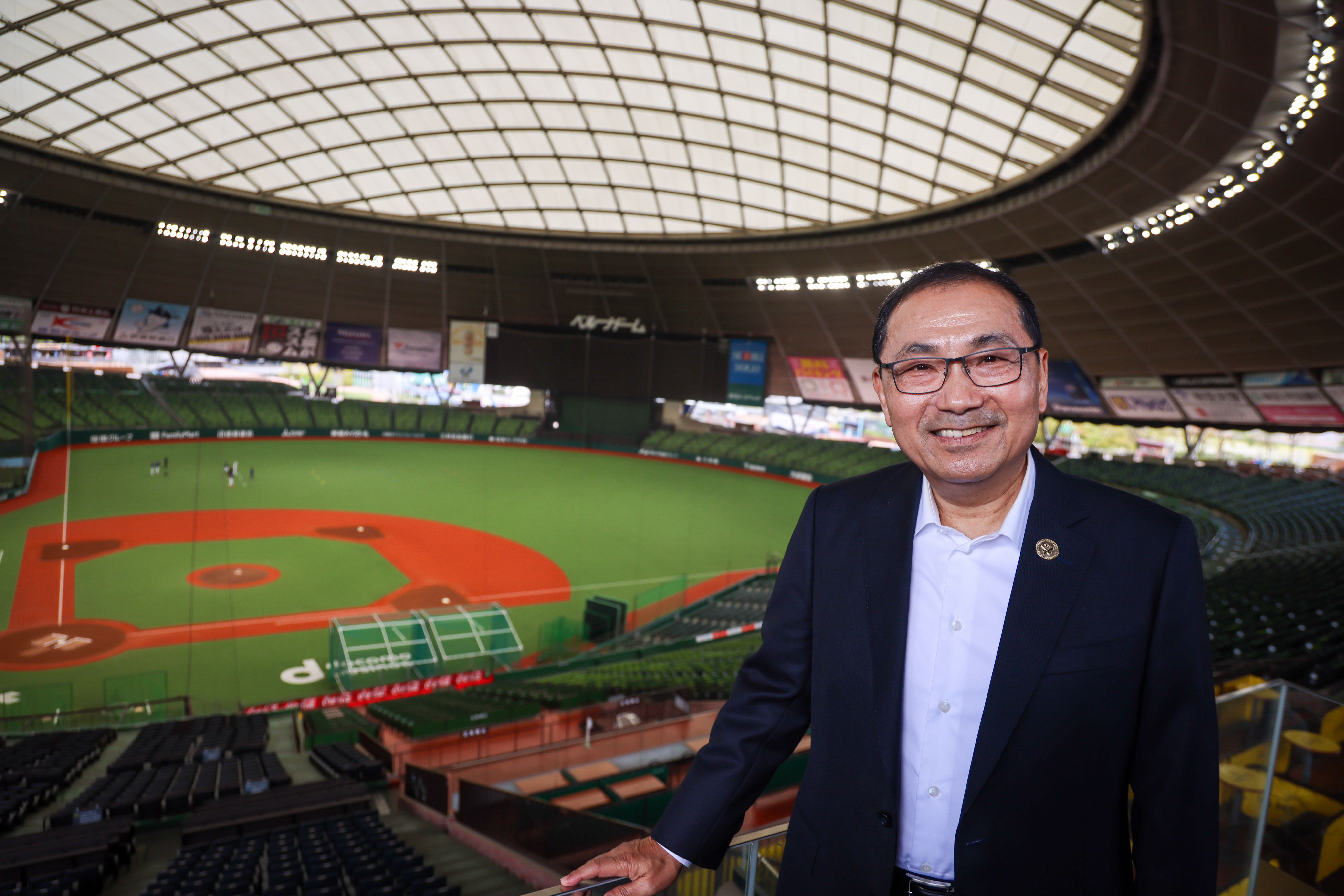 ▲侯友宜率團考察西武巨蛋 與旅日小將林冠臣相見歡。（圖／新北市新聞局提供）