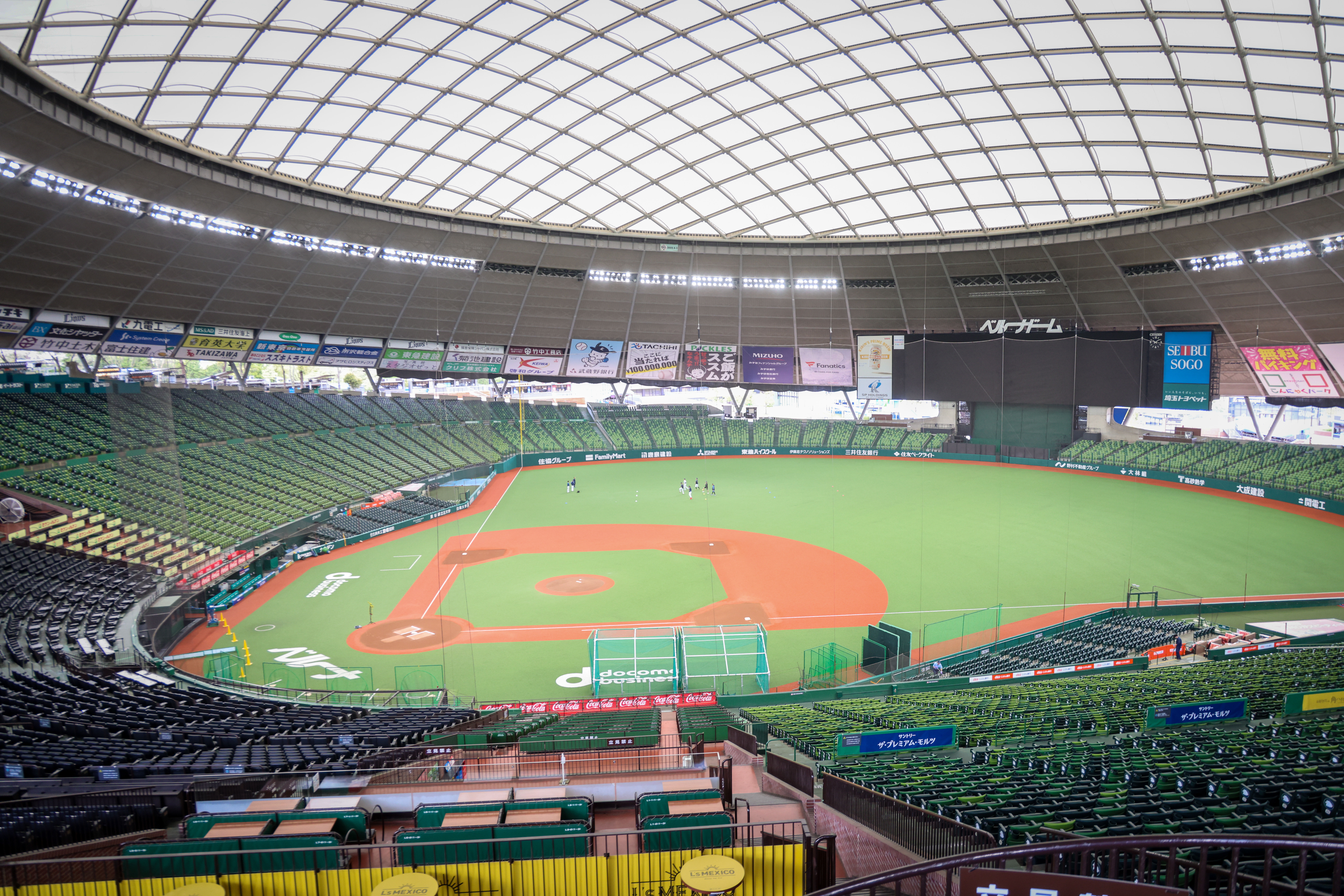 ▲侯友宜率團考察西武巨蛋 與旅日小將林冠臣相見歡。（圖／新北市新聞局提供）