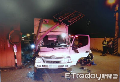 台中小貨車離奇自撞3傷 女駕駛詭見「黑影竄出」急轉猛撞燈桿
