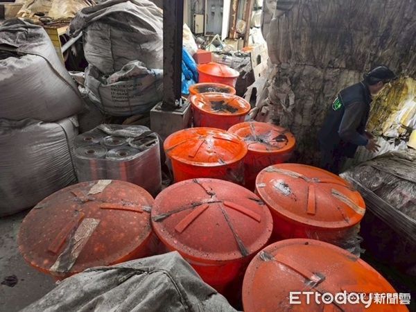 ▲違法堆置廢棄物上萬噸，打包成太空包佯裝貨物出口東南亞等地牟利。（圖／桃園地檢署提供、下同）