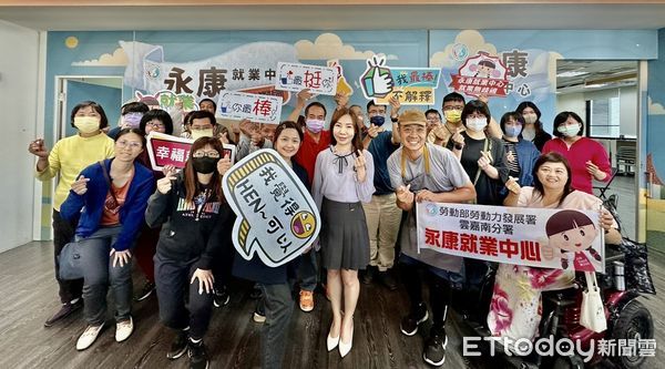 ▲「木瓜媽」品牌創辦人吳佩俞14日在勞動部雲嘉南分署永康就業中心，分享自已成功創業的過程。（圖／記者林東良翻攝，下同）