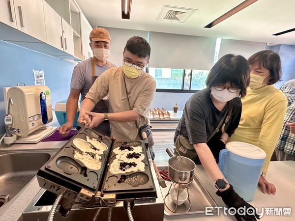 ▲「木瓜媽」品牌創辦人吳佩俞14日在勞動部雲嘉南分署永康就業中心，分享自已成功創業的過程。（圖／記者林東良翻攝，下同）