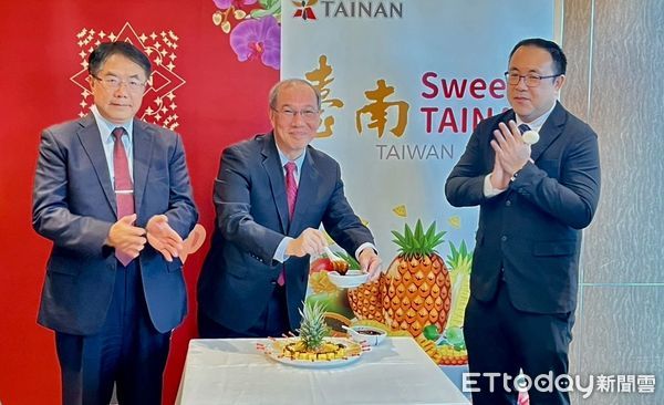 ▲新加坡食品展後首批銷往新加坡的鳳梨貨櫃，14日上午裝櫃，預計4月25至27日在新加坡FairPrice的10家連鎖超市進行30場試吃品嚐活動。（圖／記者林東良翻攝，下同）