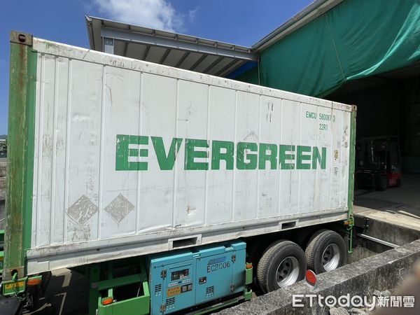 ▲新加坡食品展後首批銷往新加坡的鳳梨貨櫃，14日上午裝櫃，預計4月25至27日在新加坡FairPrice的10家連鎖超市進行30場試吃品嚐活動。（圖／記者林東良翻攝，下同）