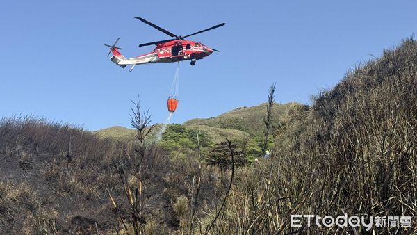 ▲▼陽明山起火，黑鷹直升機灑水。（圖／記者黃彥傑翻攝）