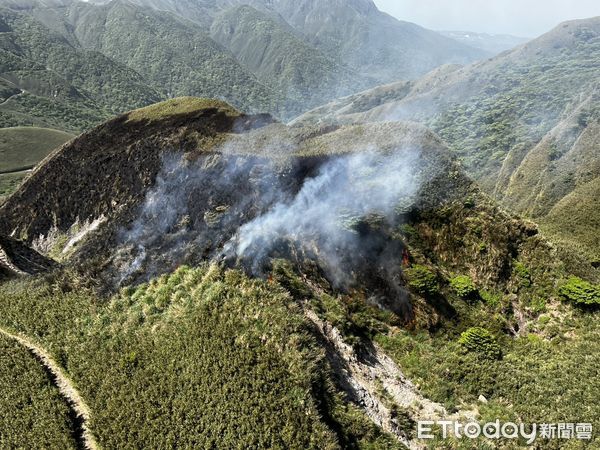 ▲▼陽明山起火，黑鷹直升機灑水。（圖／空勤總隊提供）