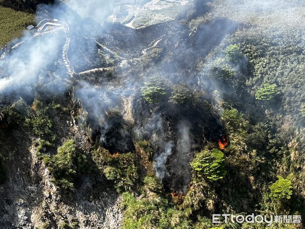 ▲▼陽明山起火，黑鷹直升機灑水。（圖／空勤總隊提供）