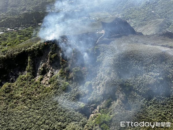 ▲▼陽明山起火，黑鷹直升機灑水。（圖／空勤總隊提供）