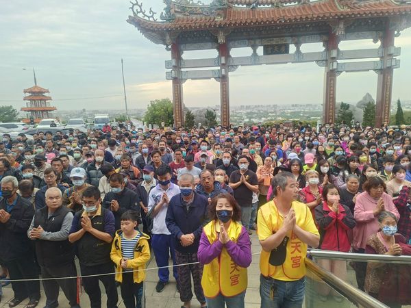 ▲廣天宮舉辦媽祖慶典送美金當壓轎金。（圖／廟方提供）