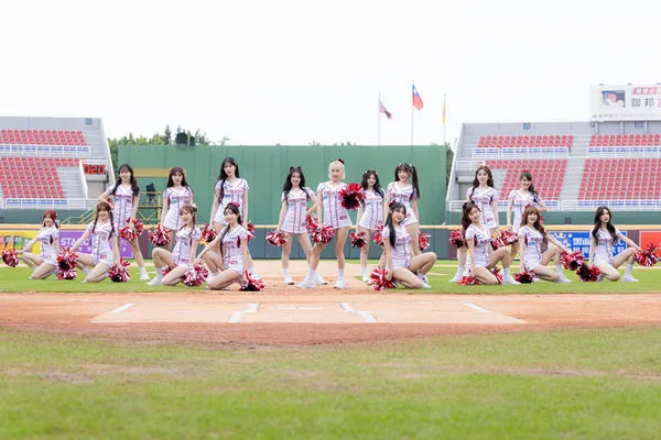 ▲▼樂天女孩「親臉」互動被捕捉。（圖／樂天桃猿提供）