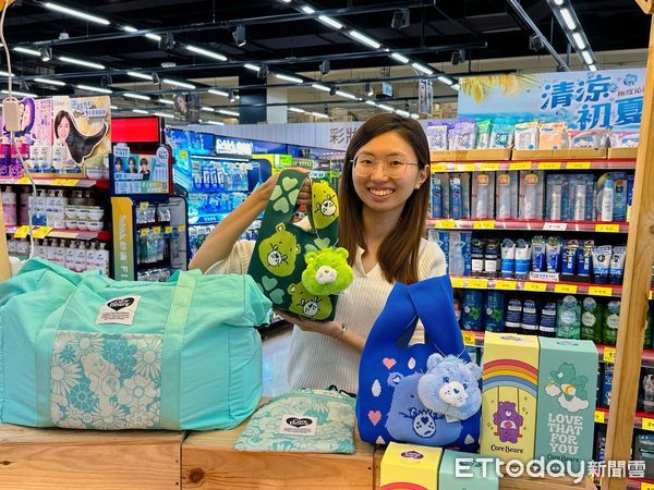 ▲▼歡樂熊粉暴動了！家樂福推出「2025 Care Bears」加價購。（圖／記者林育綾攝）