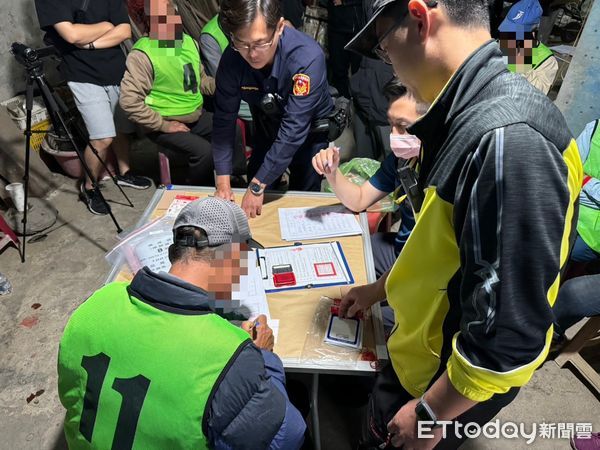 ▲東港警分局在崁頂鄉查獲賭場            。（圖／記者陳崑福翻攝）