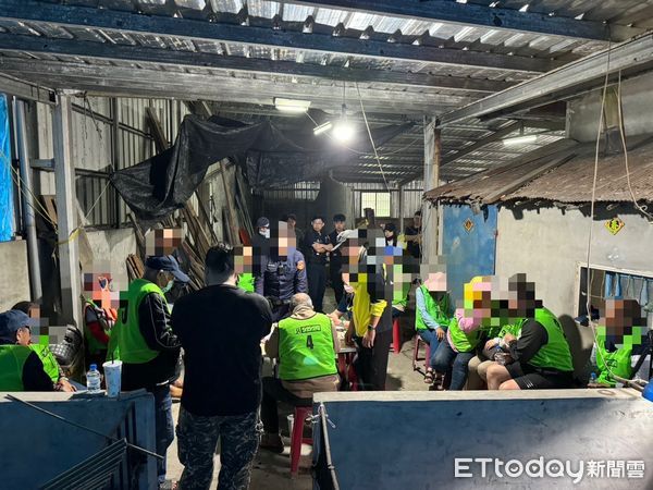 ▲東港警分局在崁頂鄉查獲賭場            。（圖／記者陳崑福翻攝）