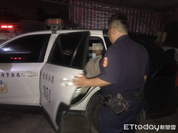 ▲東港警分局會同高雄市警方助洪男平安返家巷            。（圖／記者陳崑福翻攝）