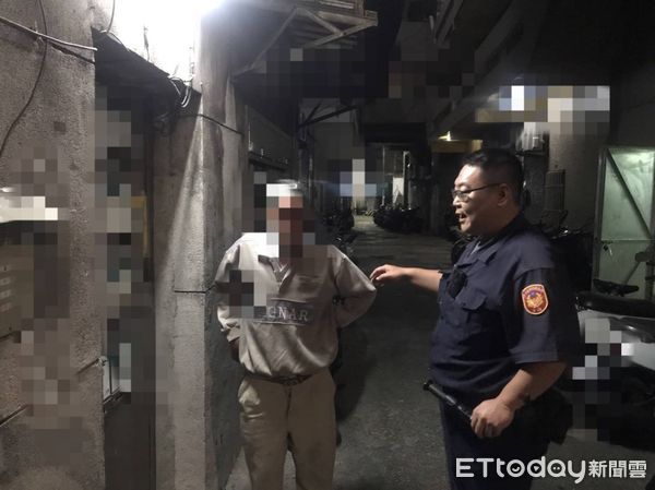 ▲東港警分局會同高雄市警方助洪男平安返家巷            。（圖／記者陳崑福翻攝）