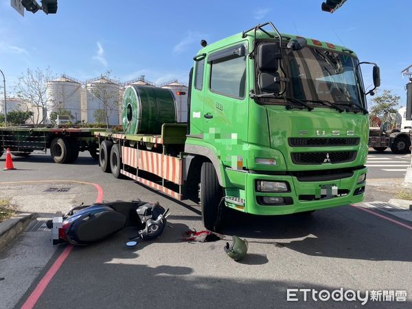 ▲▼學長右轉沒在看！高雄拖板車擊落直行機車　1騎士受傷送醫。（圖／記者賴文萱翻攝）