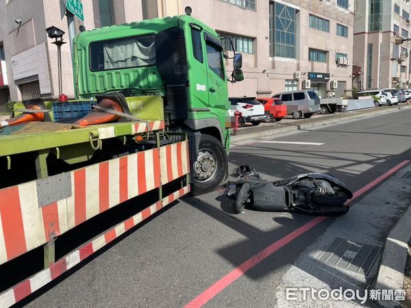 ▲▼學長右轉沒在看！高雄拖板車擊落直行機車　1騎士受傷送醫。（圖／記者賴文萱翻攝）