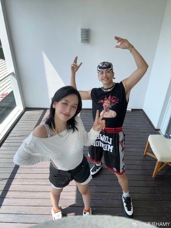 ▲何美延發文控訴遭丈夫梁老師家暴。（圖／翻攝自何美延微博）