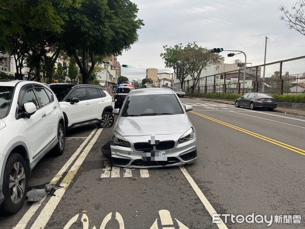 ▲台南市和緯路1段與長榮路5段401巷口，1部小客車擦撞停在路旁2部小客車後，駕駛竟棄車逃逸，警方發現該名駕駛人，經酒測超標，全案依法送辦。（圖／翻攝自道路救援張家班，下同）
