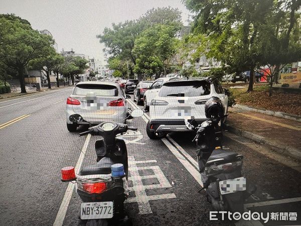▲台南市和緯路1段與長榮路5段401巷口，1部小客車擦撞停在路旁2部小客車後，駕駛竟棄車逃逸，警方發現該名駕駛人，經酒測超標，全案依法送辦。（圖／翻攝自道路救援張家班，下同）
