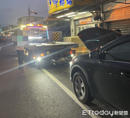 ▲枋寮警分局建興派出所警員陳孝信、許哲瑋、徐莉珊協助處理張男車輛             。（圖／記者陳崑福翻攝）