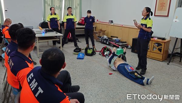 ▲台南市消防局第五大隊於14日及16日，辦理EMT2救護複訓，並藉由情境模擬，來讓消防人員學習如何觀察危險，以及如何應對風險，減少不避要的傷害。（圖／記者林東良翻攝，下同）