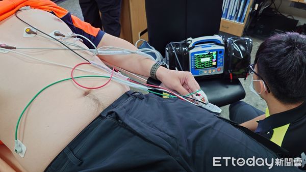 ▲台南市消防局第五大隊於14日及16日，辦理EMT2救護複訓，並藉由情境模擬，來讓消防人員學習如何觀察危險，以及如何應對風險，減少不避要的傷害。（圖／記者林東良翻攝，下同）