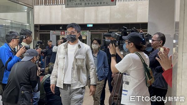 ▲李孝亮（白外套）和劉思吟老公林叡（藍外套）移送北檢。（圖／記者劉昌松翻攝）