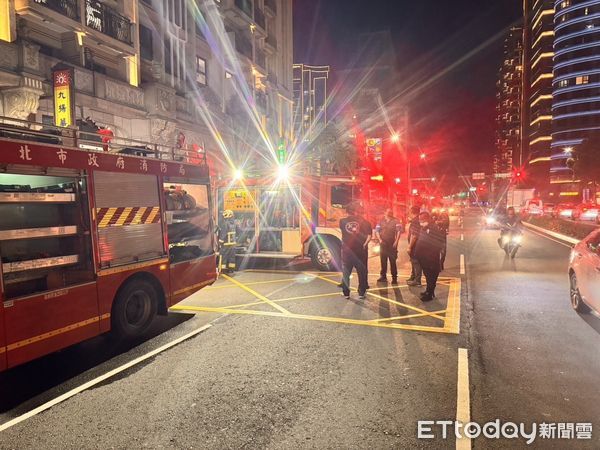 ▲▼快訊／新北市林口地下停車場「火燒車」白煙狂竄。（圖／記者陳以昇翻攝）