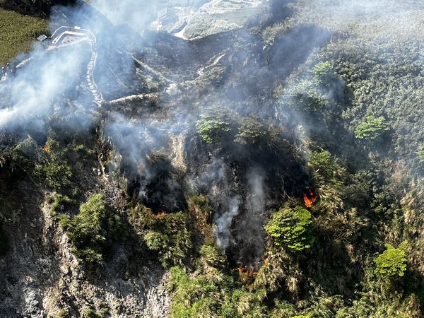 ▲▼陽明山狂燒5小時！空勤總隊直升機「背後扛4困難」掛5噸水袋救火。（圖／翻攝自臉書／空勤總隊）