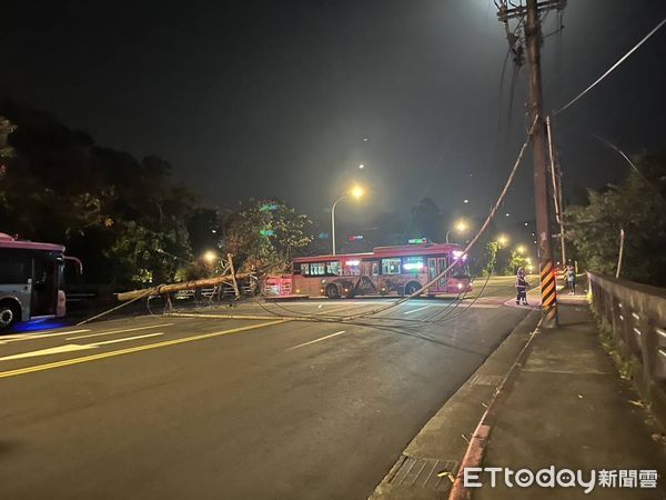 ▲▼快訊／北市公車撞斷電線桿1女受傷　電線掉落橫跨整條馬路。（圖／記者黃彥傑翻攝）