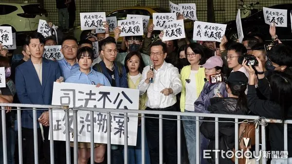 ▲▼國民黨立委羅智強、王鴻薇、李彥秀等人與支持者在北檢外聲援遭約談的罷團提議人。（圖／記者黃哲民攝）