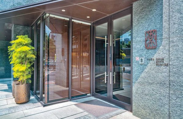 杏立博全醫美診所14年前風光開幕，後來傳出吸金10億元且無預警倒閉，檢調仍在追查幕後黑手。（翻攝杏立博全官網）