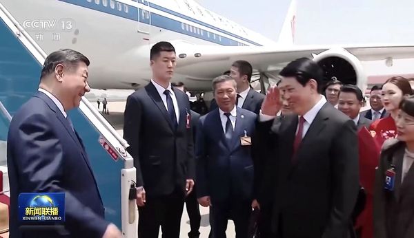 ▲▼ 越南國家主席梁強與習近平敬禮、央視特寫握手           。（圖／翻攝 央視）