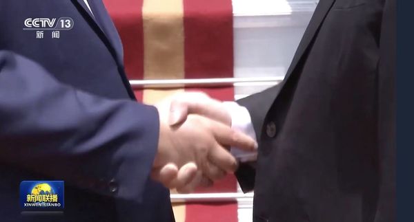 ▲▼ 越南國家主席梁強與習近平敬禮、央視特寫握手           。（圖／翻攝 央視）