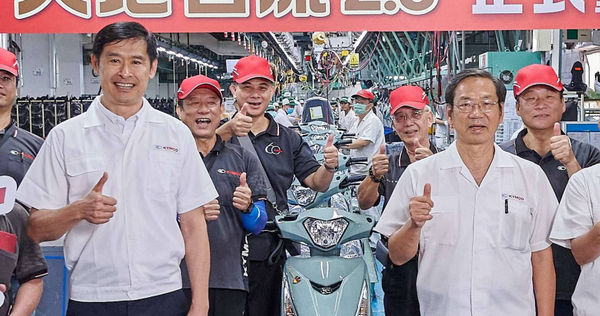 光陽董事長柯勝峯（左）自爆與執行長柯俊斌（右）理念不合，未來兩人同框的畫面將不再有。（圖╱光陽提供）