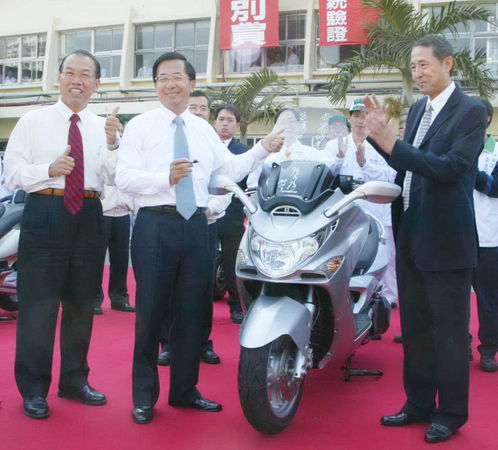 柯勝峯的父親柯弘明（右）在擔任光陽第三任董事長後期，召回在外開網路公司的柯勝峯回光陽擔任副董事長。（圖╱報系資料）