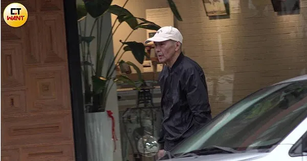 娛樂報報／侯孝賢患失智症2年近況曝光　生日兒陪散步度過父子溫馨時光