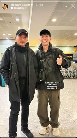 理想混蛋的鼓手可沛（右），開心與偶像五月天石頭（左）合照。（翻攝自可沛IG）