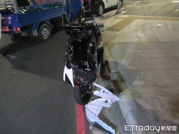 ▲▼板橋貨車下橋違規右轉，19歲騎士撞上命危。（圖／記者陳以昇翻攝）